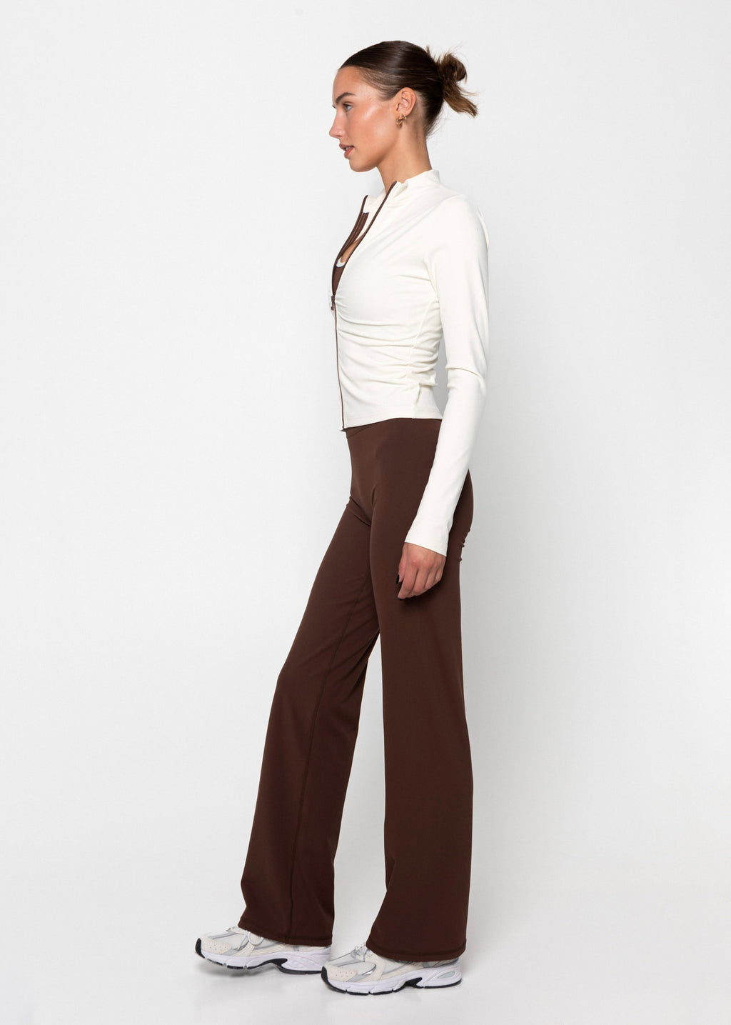 Taisnas bikses ŠOKOLĀDES KRĀSĀ