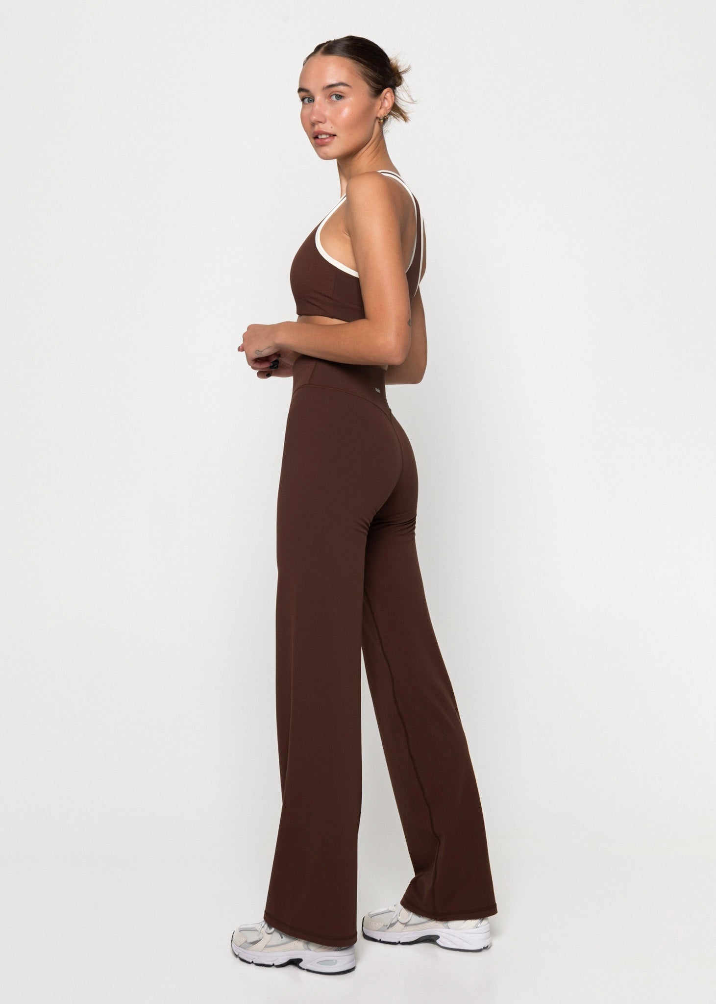 Taisnas bikses ŠOKOLĀDES KRĀSĀ