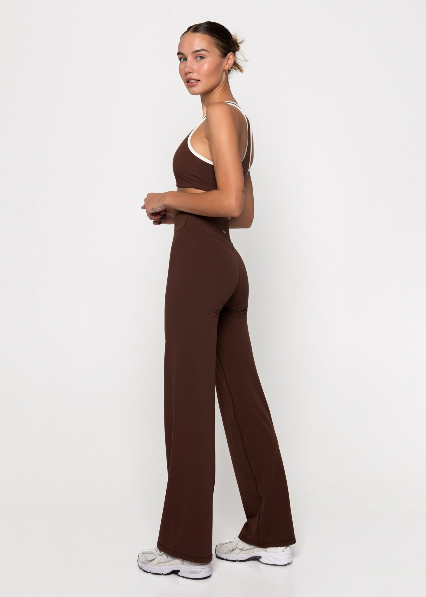 Taisnas bikses ŠOKOLĀDES KRĀSĀ