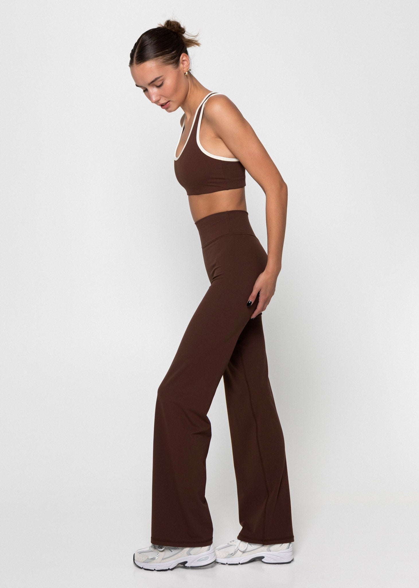 Taisnas bikses ŠOKOLĀDES KRĀSĀ